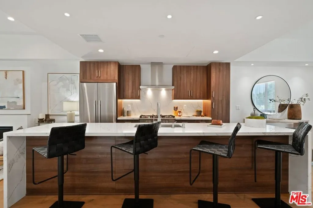 3811 S Verona Court, Los Angeles, California 90066 home-pic-1